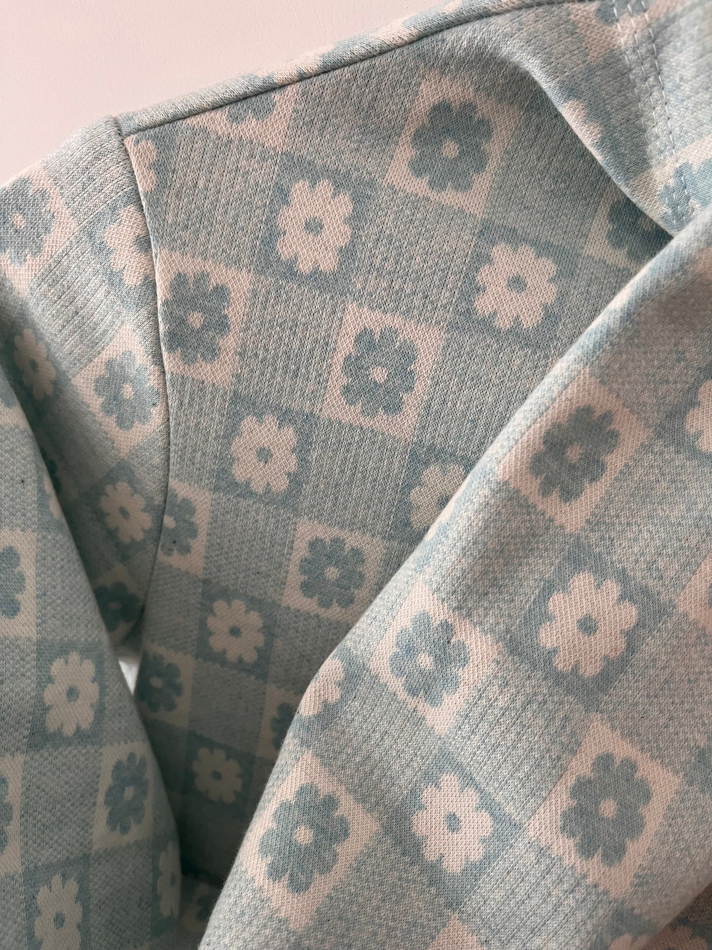 Haut à col cheminée en marguerites à carreaux