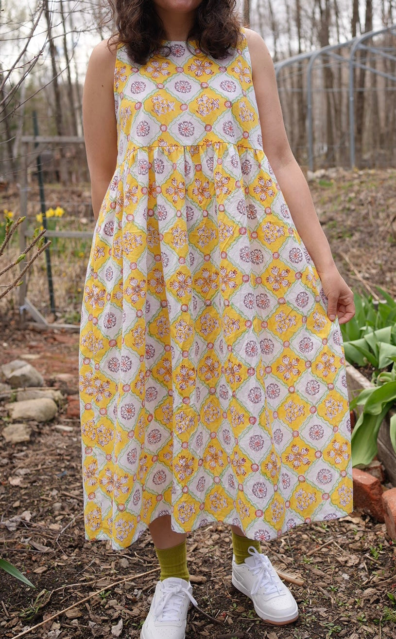 Robe à imprimé jaune soleil - Taille PETIT - Prête à être expédiée