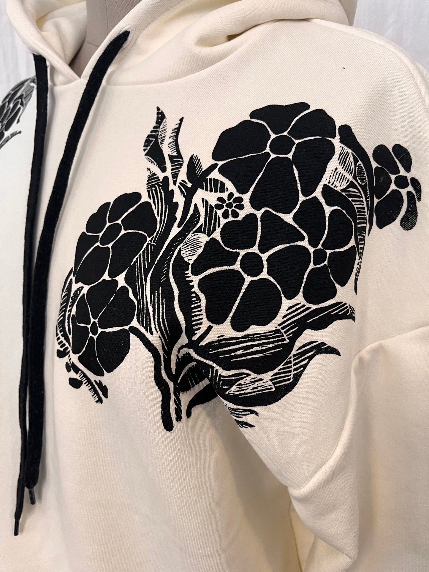 Hoodie - imprimé fleurs noires