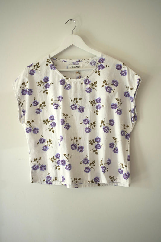 Haut à la coupe carrée – tissu fleurie violette 100 % coton ! M/L