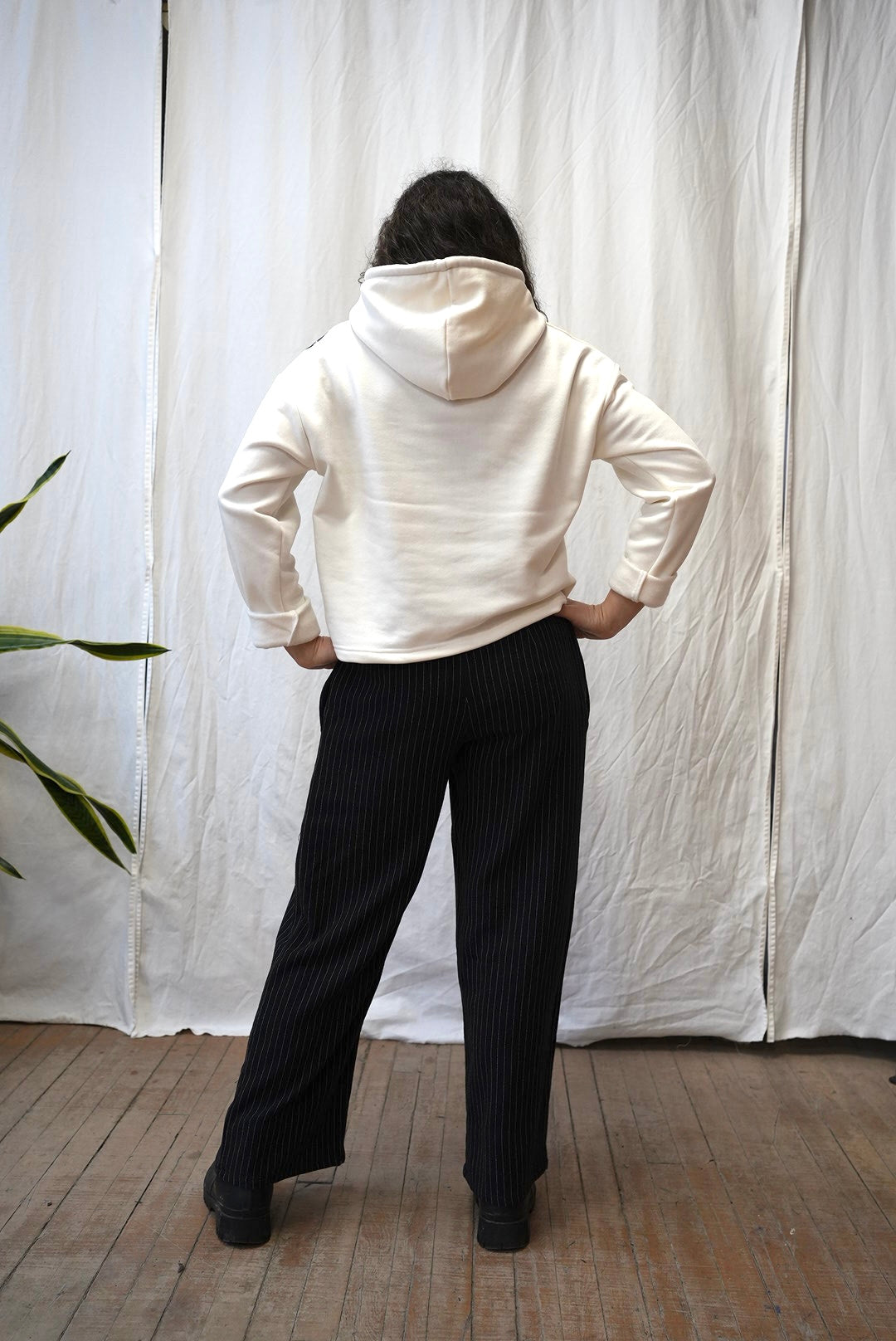 Hoodie - imprimé fleurs noires