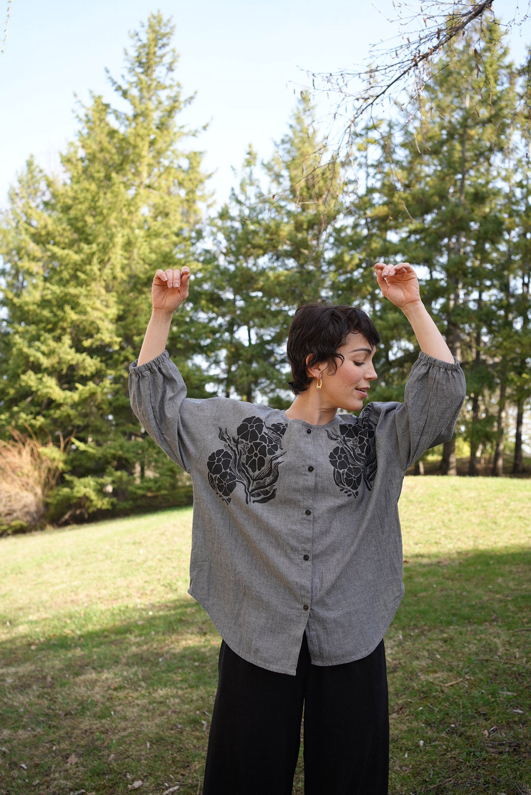 Blouse en coton gris à fleurs - DEUX prêtes à être expédiées en M/L et XL