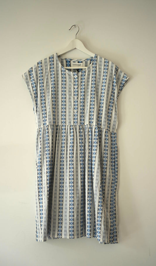 Robe longueur genou confectionnée dans un tissu vintage — taille M/L
